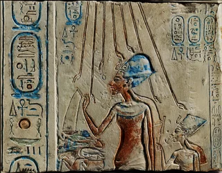 Le pharaon Akhenaton et Néfertiti offrent une libation au dieu Aton