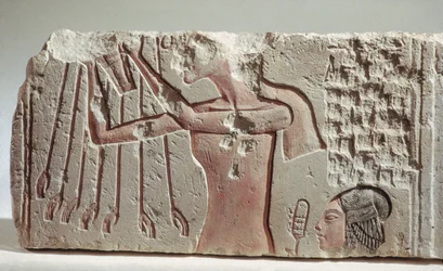 Relief représentant Akhenaton et sa fille offrant à l
