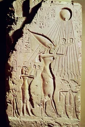 Relief représentant Amenophis IV (Akhenaton), Néfertiti et leur fille, Méritaton, faisant une offrande à Aton, du Palais royal de Tell el-Amarna
