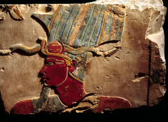 Relief représentant le pharaon Thoutmosis III couronné de la couronne Atef