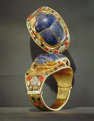 Bracelet scarabée, provenant de la tombe de Toutânkhamon, Nouvel Empire (or et lapis-lazuli)