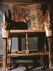 Trône de Toutânkhamon, montrant le roi assis et la reine lui offrant un vase, de la tombe de Toutânkhamon dans la Vallée des Rois à Thèbes, vers 1361-52 av. J.-C. (bois doré)