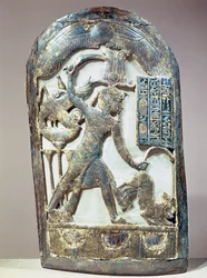 Bouclier votif représentant le roi tuant un lion, de la tombe de Toutankhamon