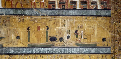 Bateaux avec sistres, déesses et scarabée, dieu avec plume d