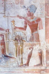 Relief coloré, temple de Séthi Ier, Abydos, Égypte