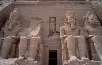 Antiquité égyptienne : Colosse du temple de Ramsès II