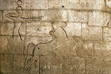 Antiquité égyptienne : vue des reliefs célébrant les exploits de Ramsès II lors de la bataille de Qadesh en 1274 av. J.-C. Le pharaon est représenté sur son char, le temple funéraire dédié au pharaon Ramsès II (1279-1213 av. J.-C.), site du Ramasseum