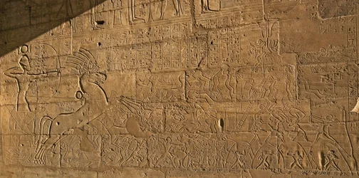 Antiquités égyptiennes : vue des reliefs célébrant les exploits de Ramsès II lors de la bataille de Qadesh en 1274 av. J.-C., Temple funéraire dédié au pharaon Ramsès II