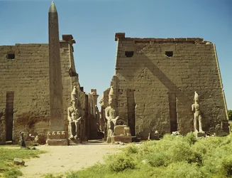 Façade et premier pylône avec deux statues assises de Ramsès II et l