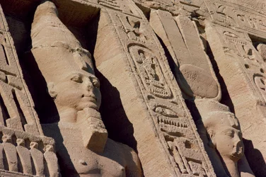 Têtes de Ramsès II (1279-1213) et Hathor/Néfertari sur la façade du Temple de la Reine Néfertari, Nouvel Empire, vers 1250 av. J.-C. (détail)