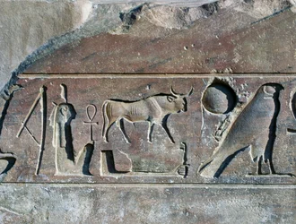 Hiéroglyphes avec le nom de Ramsès II, base d