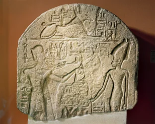 Stèle calcaire représentant Ramsès II offrant de l