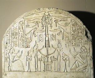 Stèle en calcaire de Perinefer, avec Isis et Neftis adorant un fétiche représentant Osiris, d