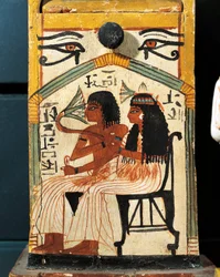 Boîte shabti en bois peint de Khabekhent, le défunt assis avec sa femme, détail