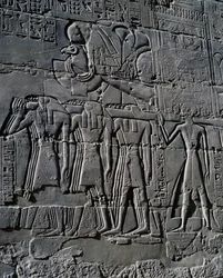 Ramsès II devant le bateau sacré, relief, murs intérieurs de la Grande Salle Hypostyle, complexe du temple de Karnak (Liste du patrimoine mondial de l
