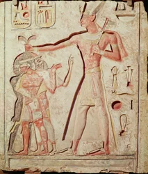 Ramsès (1279 - 1213 av. J.-C.) frappe ses ennemis (relief en calcaire peint, XIXe dynastie)