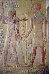 Relief représentant Merenptah (1236-1223 av. J.-C.) accueilli par Rê-Hérakhty, provenant de la tombe de Merenptah, Nouvel Empire, v. 1297-1185 av. J.-C.