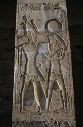 Relief représentant le Pharaon avec le dieu Horus, portique du Temple de Séthi Ier