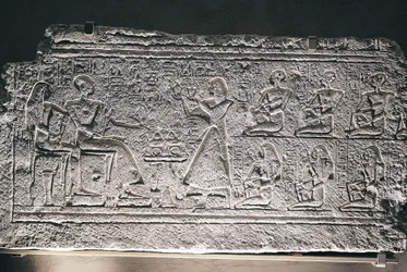 Relief de Ptahhotep et Taousert de Saqqarah, le couple recevant des offrandes de leur fils aîné Amenheb et d