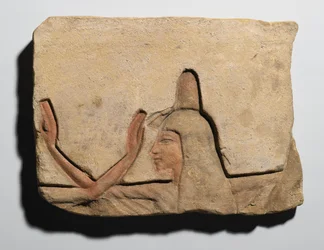 Plaque représentant une femme avec un cône d