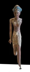 Statue de souverain avec coiffe ramesside du couronne bleue et portant le pagne frontal