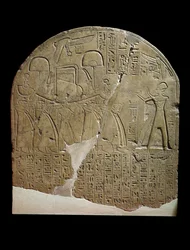 Stèle dédiée à Isis par le surveillant des travaux dans les temples de Ramsès II à Koptos, représentant le roi offrant de l