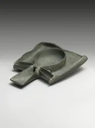 Plat à libation représentant des bras de Ka présentant un signe Ankh (grauwacke)