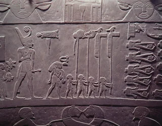 La palette de Narmer : palette cérémonielle représentant le roi Narmer, portant la couronne rouge de la Basse-Égypte, inspectant des prisonniers ligotés et décapités, trouvée à Hiérakonpolis, période dynastique primitive, vers 3000 av. J.-C.