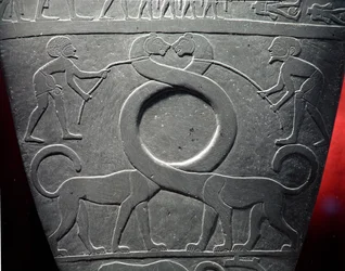 La Palette de Narmer : palette cérémonielle représentant une paire de chats à long cou tenus en laisse, trouvée à Hiérakonpolis, période dynastique précoce, vers 3000 av. J.-C. (détail)