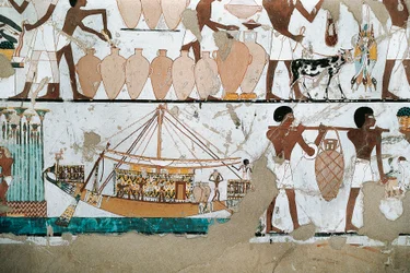 Peinture murale représentant une scène de transport de vin en bateau, du Nouvel Empire