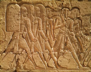 Relief représentant des serviteurs portant des cordes et des armes, du temple funéraire de Ramsès III (c.1184-1153 av. J.-C.) Nouvel Empire