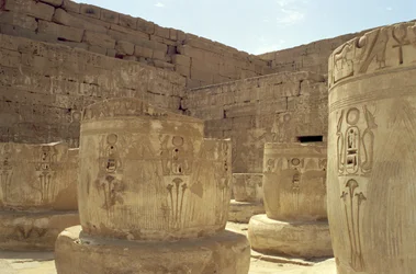 Restes de colonnes dans la salle hypostyle du Temple funéraire de Ramsès III (c.1184-1153 av. J.-C.) Nouvel Empire