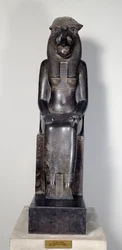 Antiquité égyptienne : la déesse lionne Sekhmet avec le cartouche du roi Sheshonq Ier. Statue en granit noir. 950-929 av. J.-C. Turin, Musée égyptien