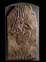 Plaque de Iuput II en tant que dieu-enfant émergeant de la fleur de lotus
