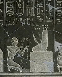 Relief en dolérite de Nectanébo I, roi offrant un collier au démon, représenté par une lame de couteau et trois serpents, d