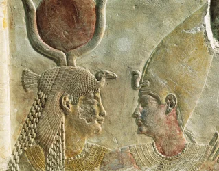 Le roi Nectanébo II accueilli par la déesse Isis, relief en calcaire peint, du Sérapéum à Saqqarah (détail)