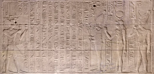 Reliefs dans le sanctuaire intérieur, temple de Philae, Assouan, Égypte