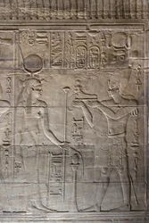 Reliefs dans le sanctuaire intérieur, temple de Philae, Assouan, Égypte