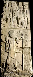 Panneau, Aa-akhti, hiéroglyphes et une figure, fin de la 3e dynastie