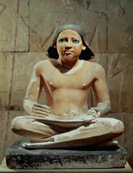 Scribe assis tenant un rouleau (sculpture)