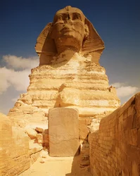 Le Sphinx, datant du règne du roi Khéphren, Ancien Empire, et la stèle du rêve de Thoutmosis IV (1419-1386 av. J.-C.), Nouvel Empire