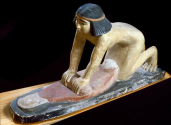 Antiquité égyptienne: Égyptien écrasant des céréales pour faire du pain. Figurine. 5e dynastie. 2400 av. J.-C. Florence, Museo Archeologico