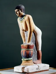 Antiquité égyptienne : femme égyptienne filtrant du pain d