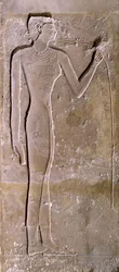 Pilier représentant une femme sentant une fleur de lotus, Ancien Royaume, 2423-2263 av. J.-C.