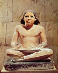Scribe assis en tailleur tenant un rouleau de papyrus, de Saqqarah, Ancien Empire, vers 2475 av. J.-C.