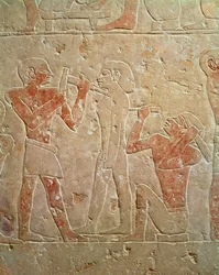 Relief représentant deux sculpteurs taillant une statue, du mastaba de Kaemrehu, Saqqarah, Ancien Empire, vers 2325 av. J.-C.