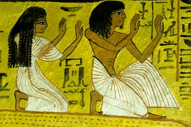 Égypte ancienne, peinture murale, Sennedjem et sa femme agenouillés devant les dieux, tombe de Sennedjem, Thèbes, Deir el Medina