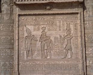 Antiquité égyptienne : vue des bas-reliefs du temple de la déesse Hathor à Denderah