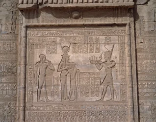 Antiquité égyptienne : vue des bas-reliefs du temple de la déesse Hathor à Denderah