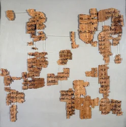 Antiquité égyptienne: fragments du papyrus connu sous le nom de Canon Royal ou Papyrus royal contenant la liste des pharaons de la 1ère à la 17e dynastie. Turin, Musée égyptien